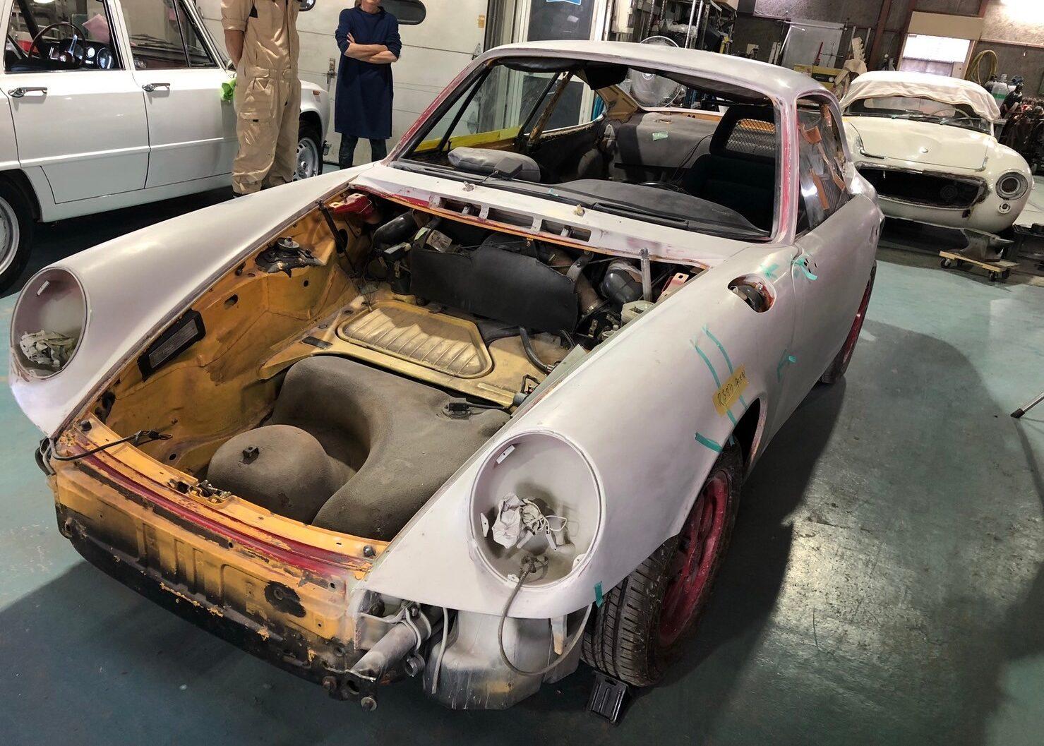 レストア中のポルシェ911 2.7の車体