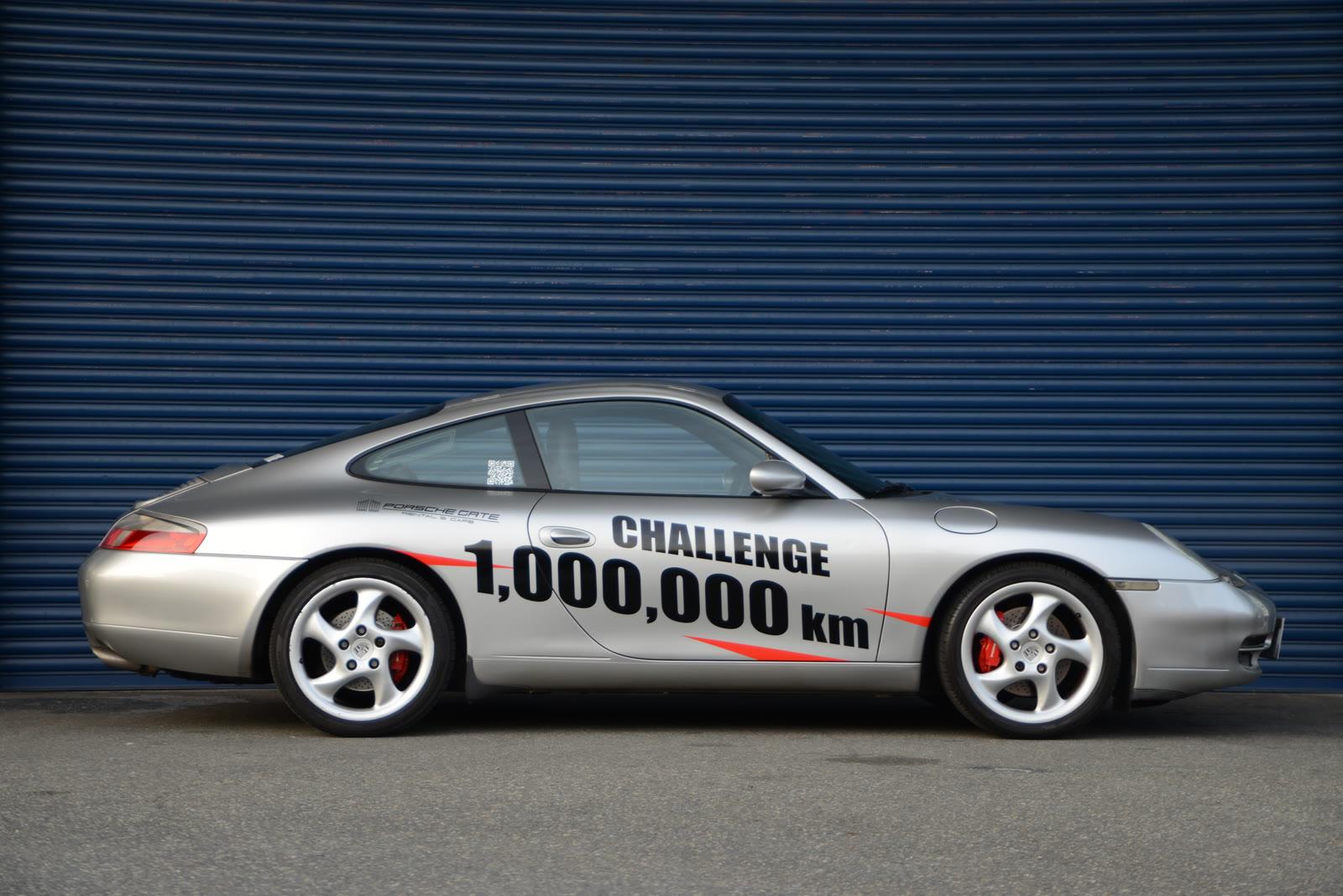 CHALLENGE 1,000,000km のリバリーをまとったポルシェ911(996.1)カレラのサイドビュー