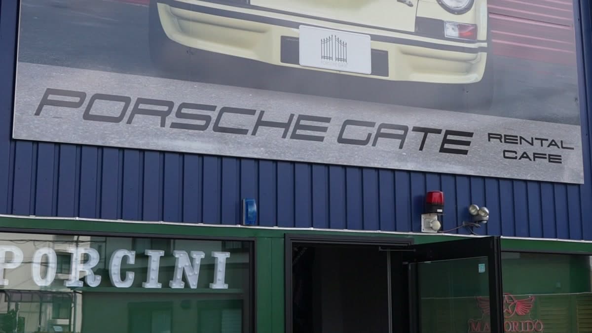 PORSCHE GATE 大阪・箕面の店舗外観。PORSCHE GATE RENTAL CAFE の看板